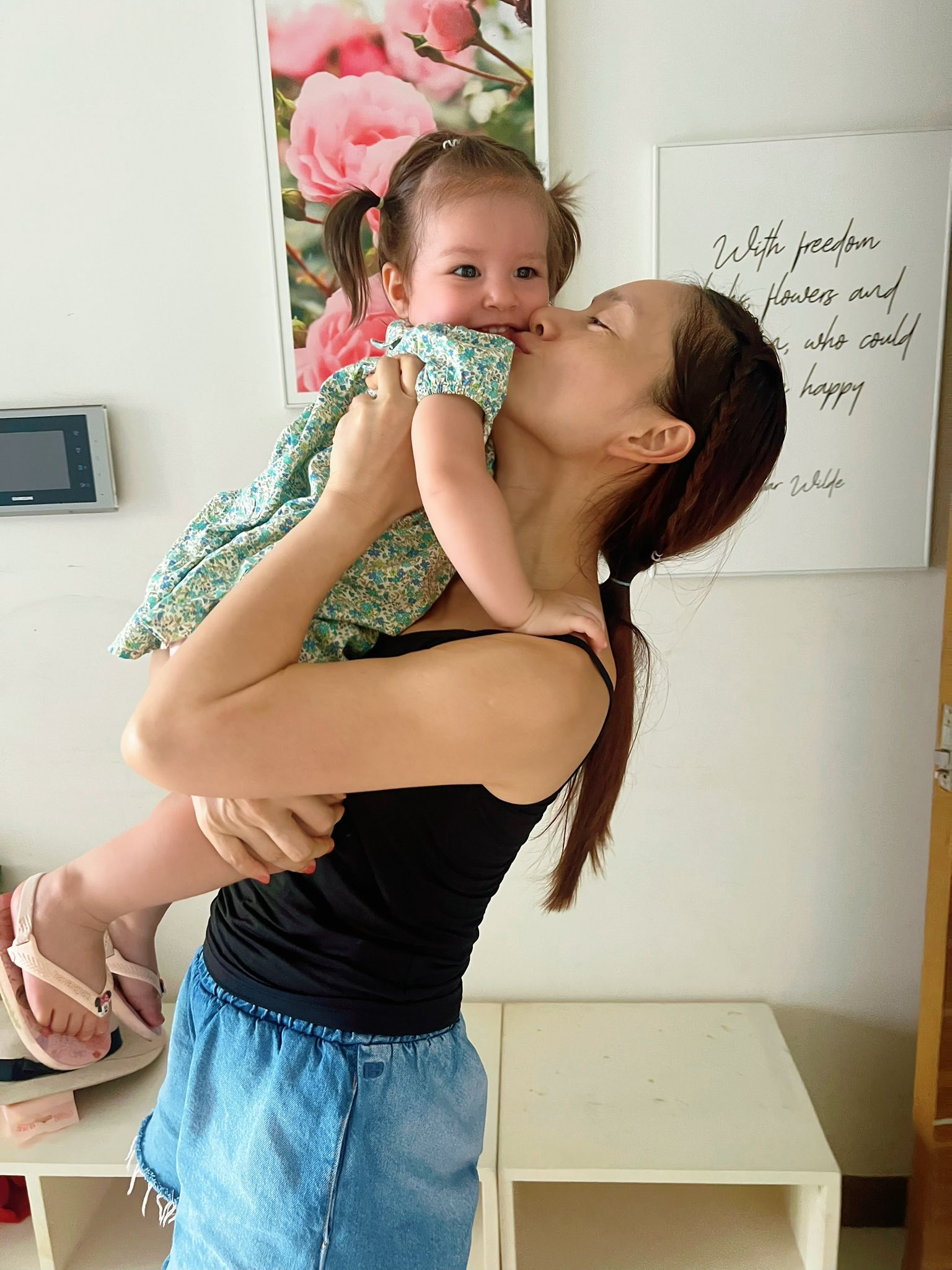 Diễn viên Lan Phương đưa 2 con vào TPHCM trong lúc chờ ly hôn chồng Tây