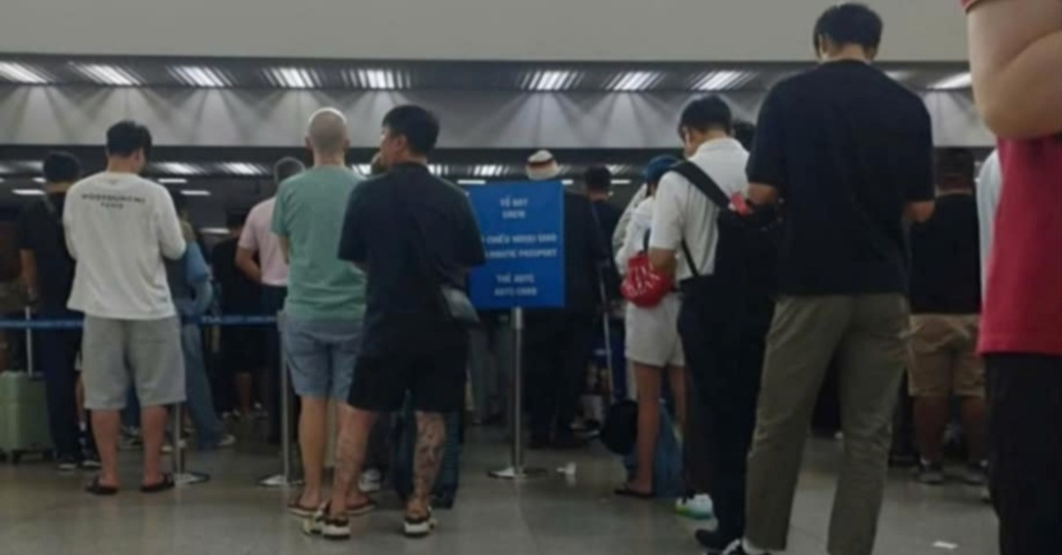 Lỗi hệ thống xuất cảnh, hành khách ùn ứ ở sân bay Tân Sơn Nhất