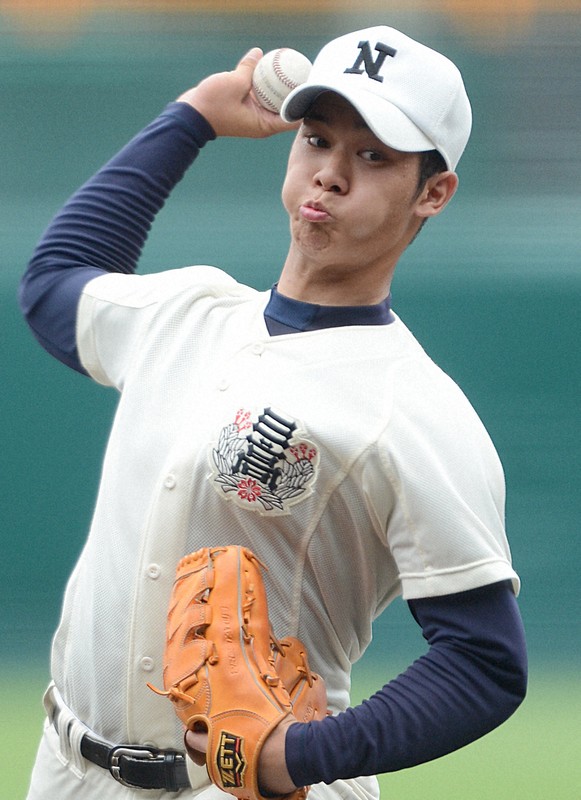 第94回大会1回戦の聖光学院戦で先発した日大三の斉藤風多=阪神甲子園球場で2012年8月11日、久保玲撮影