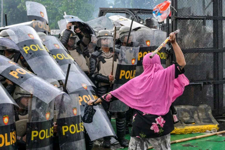 Indonesia leader orders investigation into driver's protest death