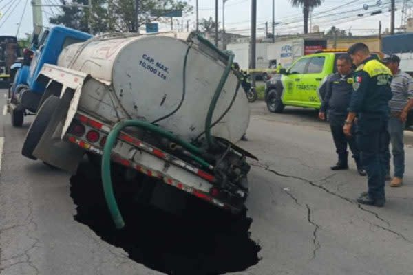 Mujer cae a Socavón de 6 metros de profundidad en Gustavo A. Madero; esperó 30 minutos por rescate