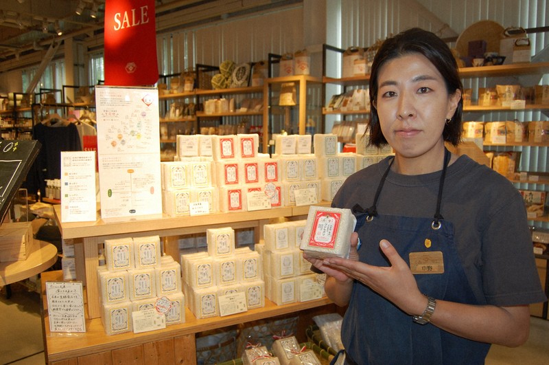 販売するコメを紹介する中野朝美さん＝東京都新宿区の「AKOMEYA　TOKYO　in　la　kagū」で2025年8月12日午前10時20分、山崎明子撮影