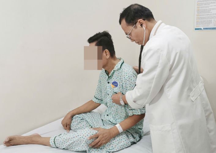 Gia đình nhanh trí giúp người đàn ông ngừng tim sống sót