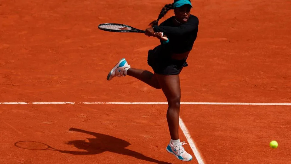 Sachia Vickery en acción durante su partido de primera ronda contra Ons Jabeur de Túnez en Roland Garros en París el 27 de mayo de 2024. - Gonzalo Fuentes/Reuters