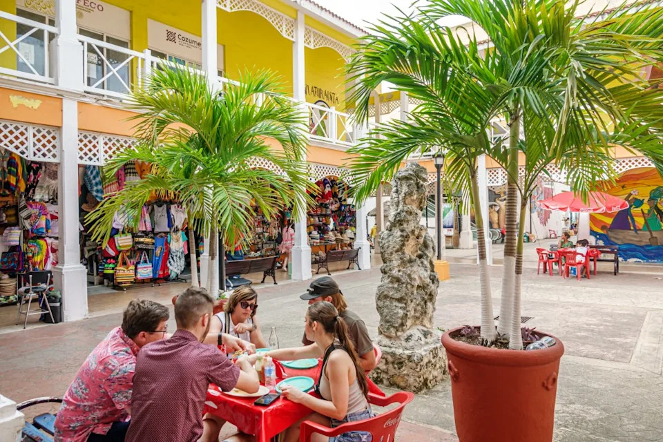 Cozumel, Mexico, San Miguel de Cozumel, Plaza del Sol Mercado de Artesanias, artisanal shopping market, alfresco dining. (Photo by: Jeffrey Greenberg/Universal Images Group via Getty Images)