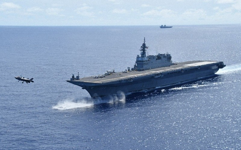 英空母が横須賀に寄港　艦載機F35Bが海自の「かが」で初の発着艦