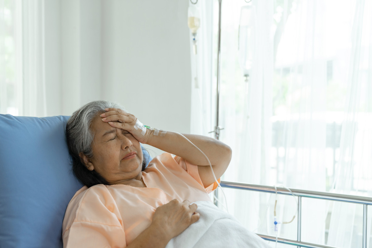 Mở hộp quà con dâu để lại sau ly hôn, mẹ chồng bật khóc khi thấy một dòng chữ