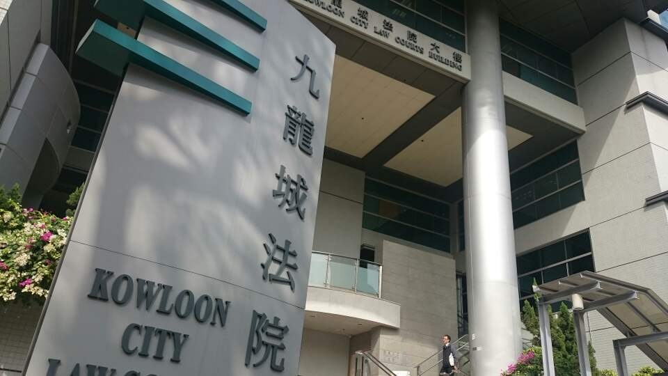 兩喃嘸師傅涉冒充銀行客戶　轉走他人戶口800萬元　還押候訊