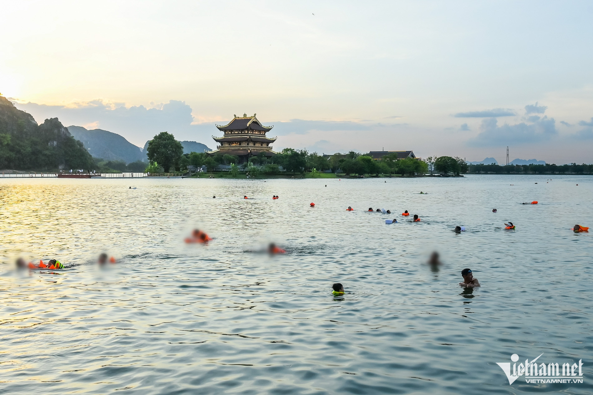 Cảnh tượng khó tin tại hồ nước từng có người chết đuối ở Ninh Bình