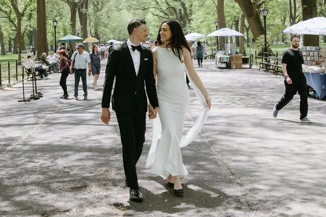 @stephanienaruphoto/Stephanie Naru Photography Kieran Culkin photobombs couple's wedding shoot