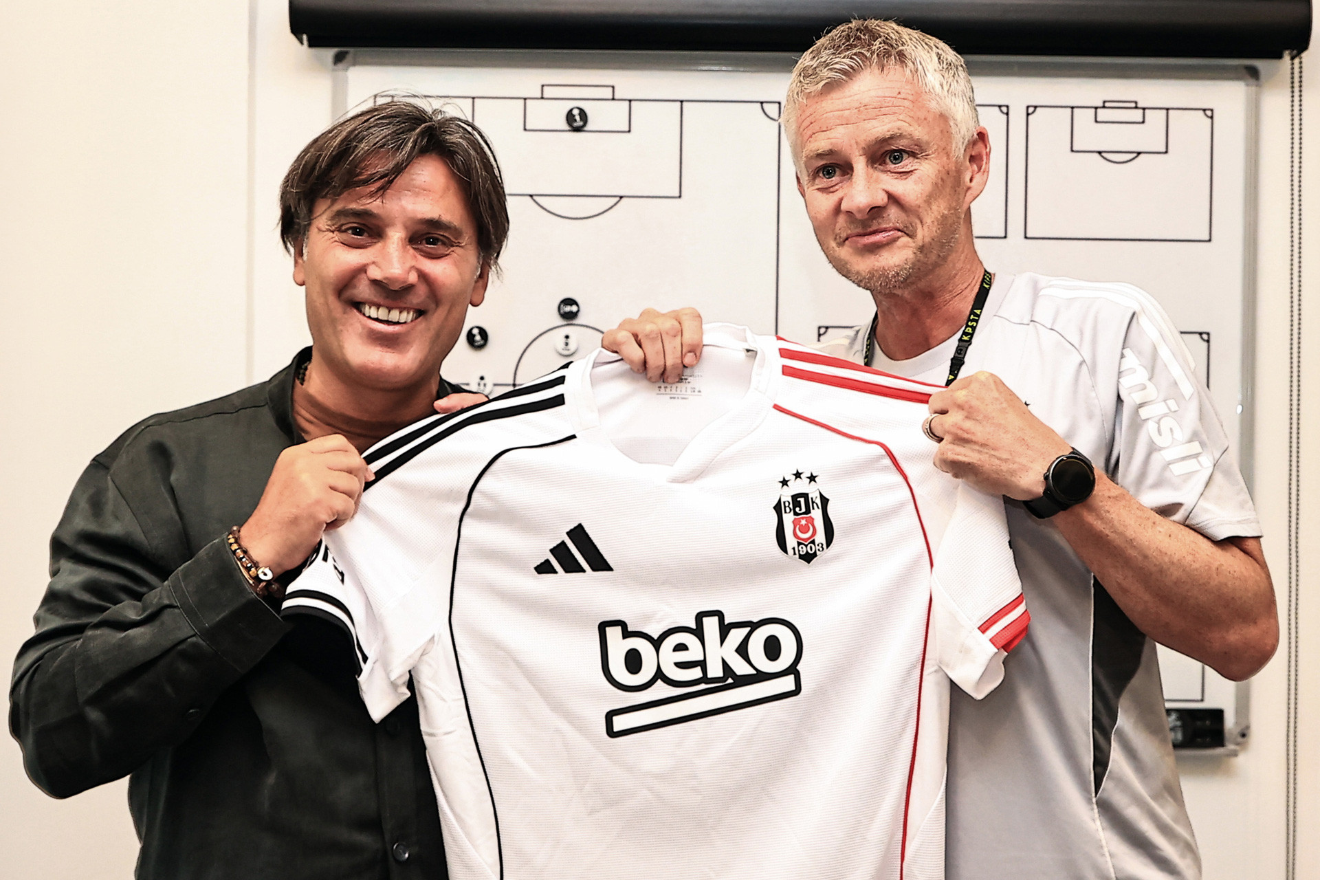 Solskjaer bị sa thải, Mourinho nguy cơ mất việc