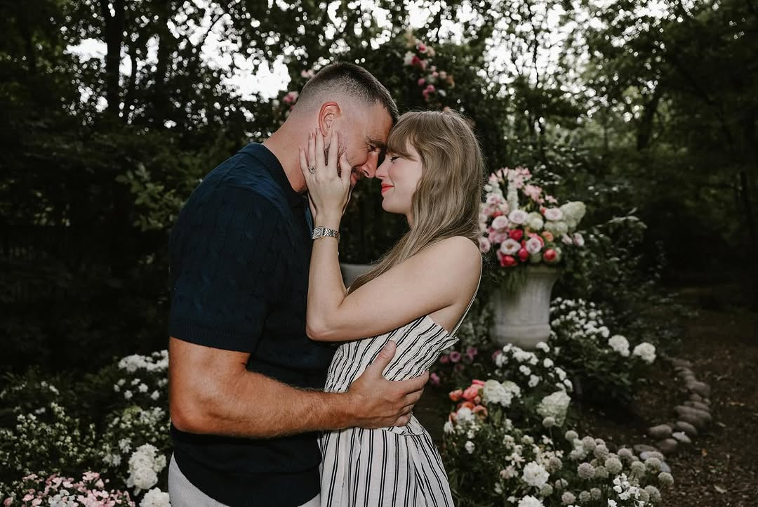 Taylor Swift khoe nhẫn kim cương 'khủng' trong lễ đính hôn đẹp như cổ tích