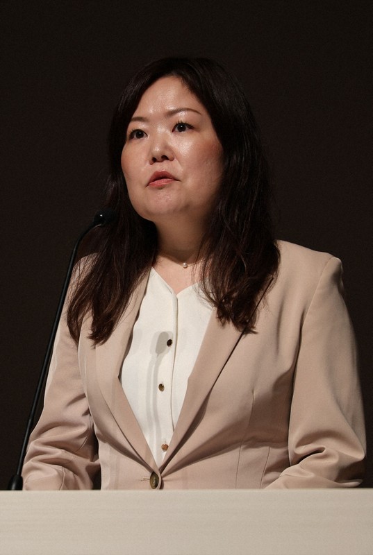 討論会に登壇した小暮聡子さん。祖父が釜石の捕虜収容所の所長だった＝岩手県釜石市で2025年8月3日、奥田伸一撮影