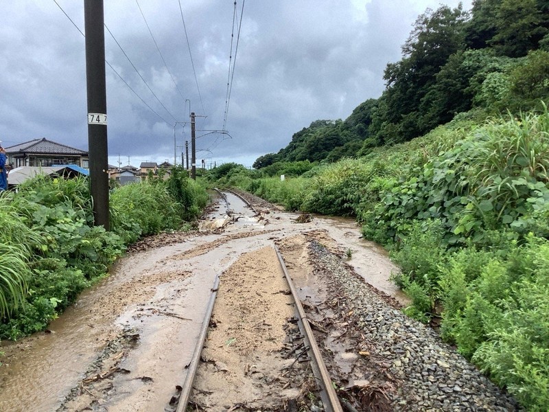 羽越線間島駅と越後早川駅間の線路に土砂が流入した（JR東日本新潟支社提供）