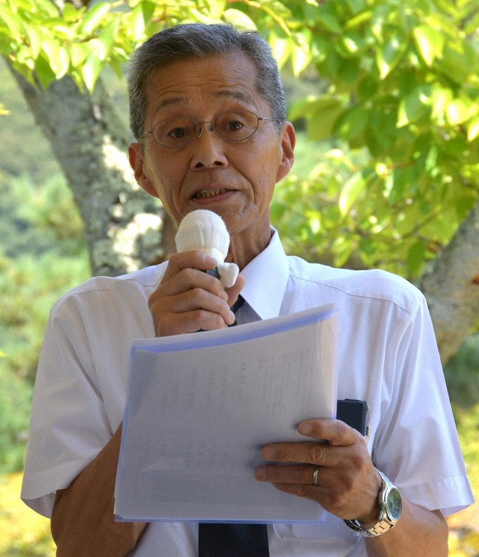 「父の言葉」を紹介する内藤晶彦さん＝舞鶴市の共楽公園で2025年7月29日午前11時半、塩田敏夫撮影