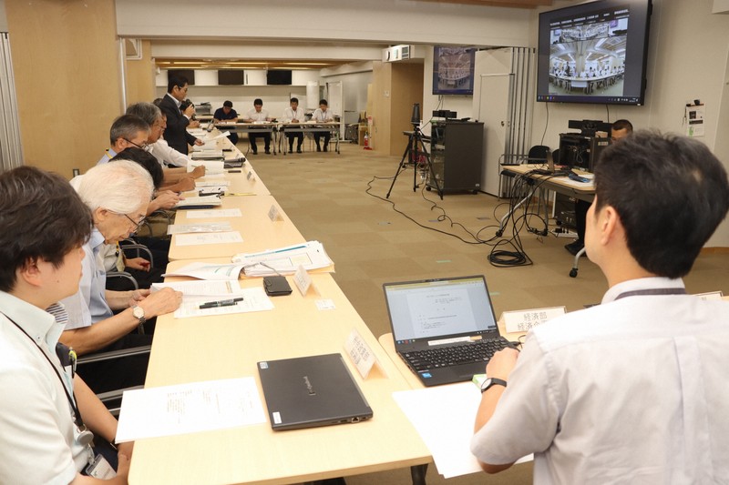 ヒグマによる被害や対策の現状を共有する出席者＝札幌市の道庁で2025年8月21日午前10時7分、片野裕之撮影