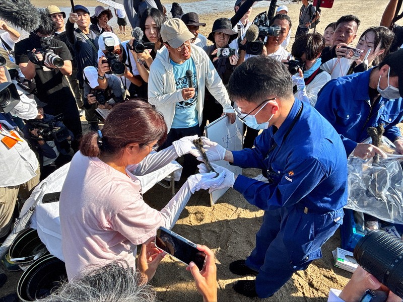 長生炭鉱の潜水調査で人骨?見つかる　事故犠牲者の骨か　靴も発見