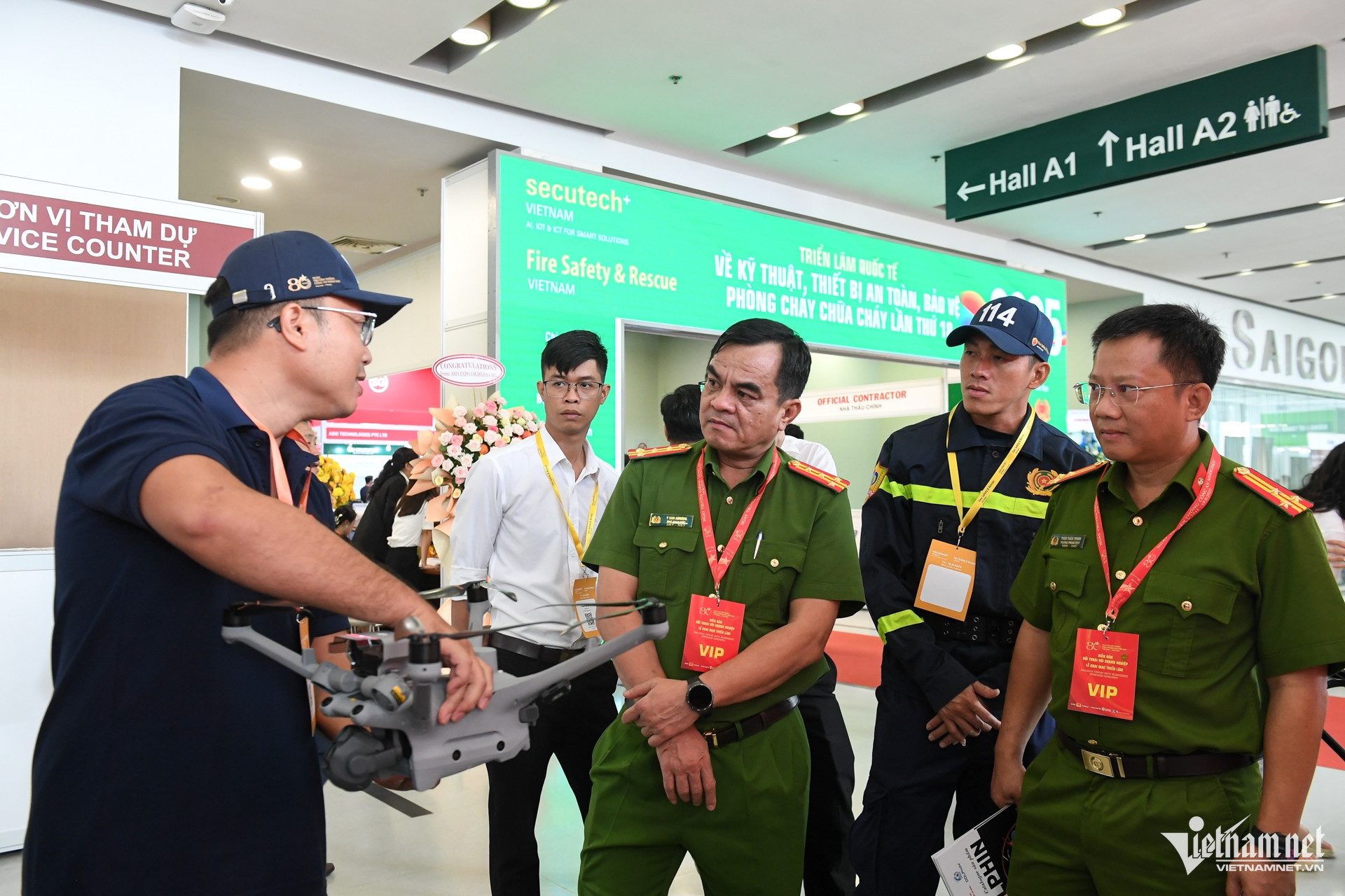 UAV chữa cháy, mũ đa năng 'Made in Việt Nam' tại triển lãm ở TPHCM