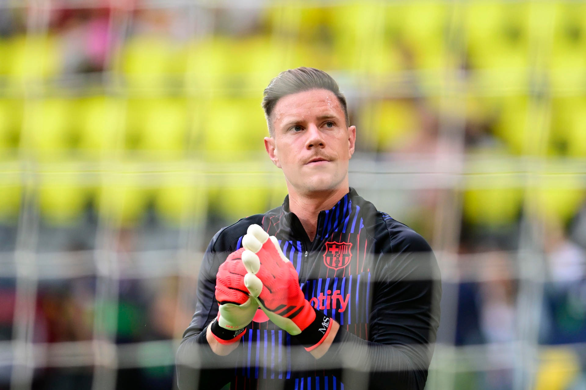 Ter Stegen công khai khiêu khích Barca