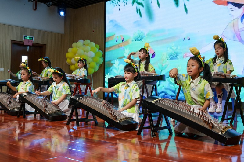 卒園式で伝統楽器を演奏する中国福建省の幼稚園児たち＝2025年6月25日、新華社