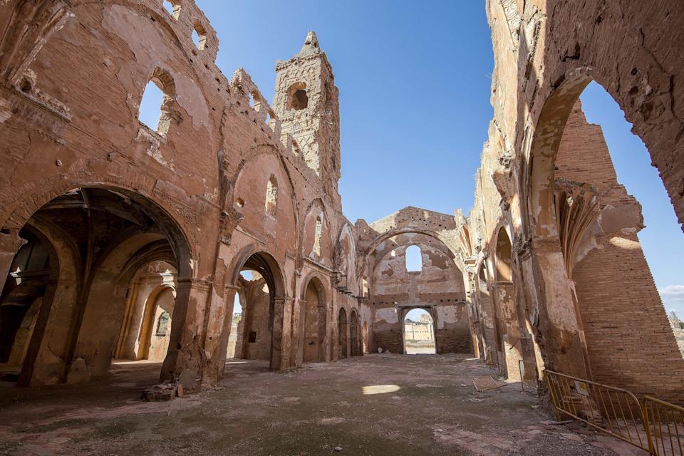 Interior de la iglesia de San Martín de Tours en Belchite.