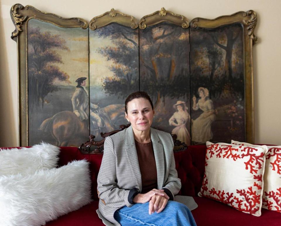 Cynthia Muniz en su condominio en Isola, en Brickell Key, el viernes 18 de julio de 2025, en Miami, Florida. Las altas cuotas especiales y el aumento de las cuotas de la asociación de propietarios la han obligado a reducir el precio de venta de su condominio en casi un 25 %, menos de lo que pagó originalmente hace 20 años.