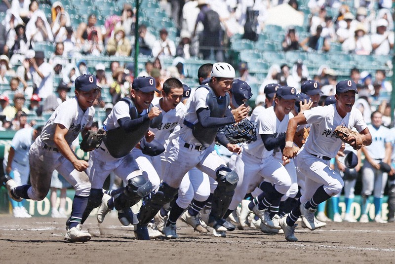 準決勝で山梨学院を破り、アルプス席の応援団にあいさつに向かう沖縄尚学の選手たち＝阪神甲子園球場で2025年8月21日、長澤凜太郎撮影