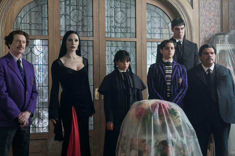 En Latinoamérica, gran parte de los nombres originales de los personajes de la familia Addams también se adaptaron para sonar más amigables