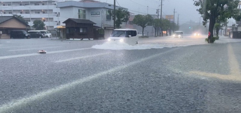 大雨で冠水した道路＝熊本県八代市で2025年8月11日午前8時20分ごろ（Xユーザー提供）