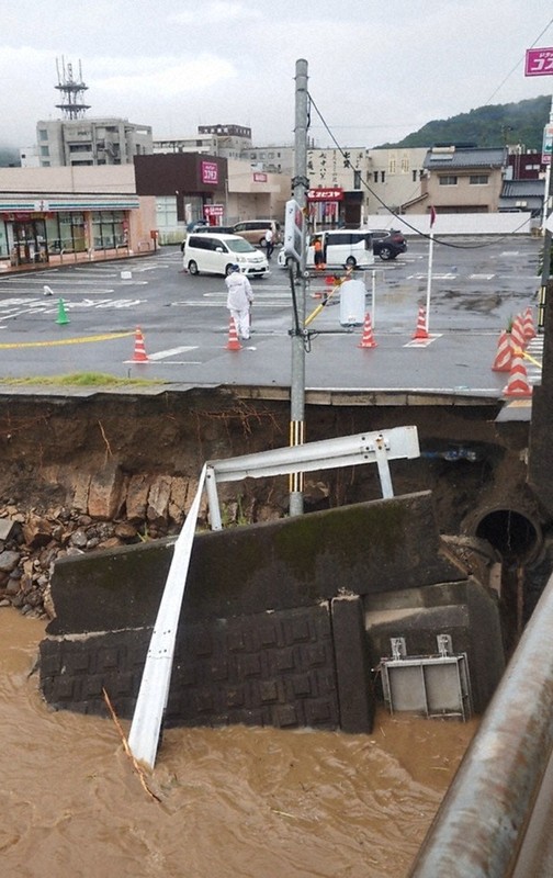 大雨に見舞われ、ガードレールごと川に落下した道路の路肩＝鹿児島県姶良市で（山藤建設の岩下裕一さん提供）