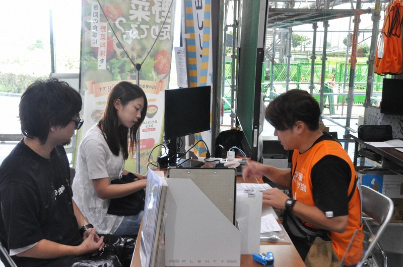 貸し出し初日に手続きをする利用者＝熊本市西区で2025年8月25日午前10時2分、野呂賢治撮影