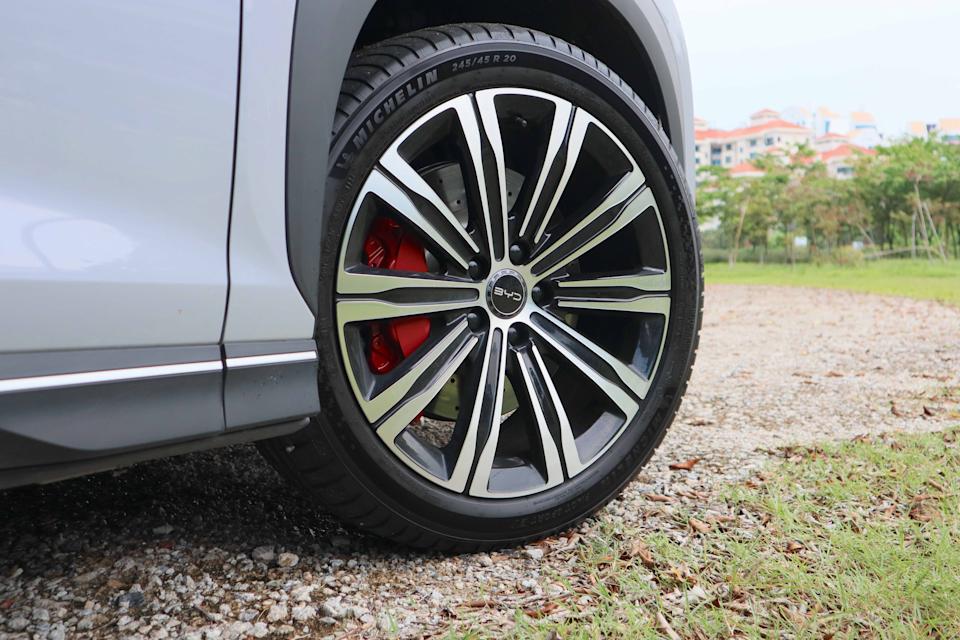 Wheels on the premium variant of BYD's Sealion 7 feature red brake calipers.