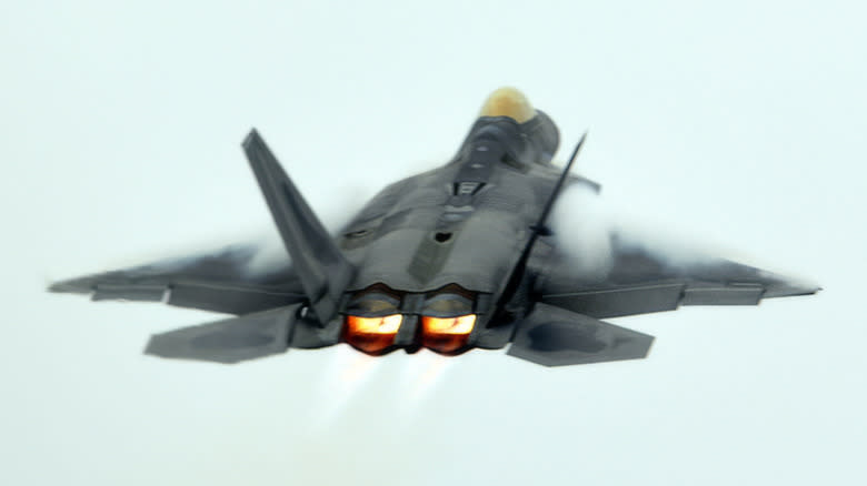 An F-22 Raptor flying at the 2013 Australian International Air Show