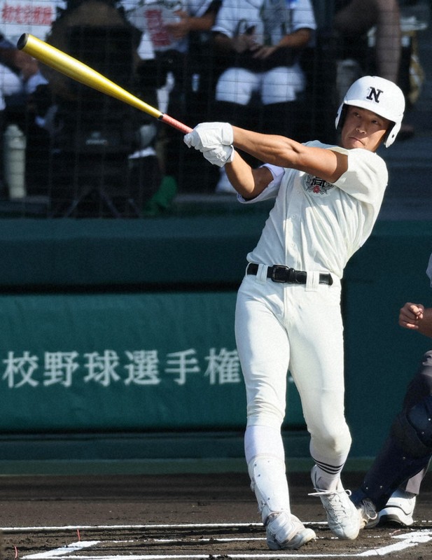 【日大三－県岐阜商】一回表日大三1死一塁、本間律輝選手が二塁打を放つ＝阪神甲子園球場で2025年8月21日、前田梨里子撮影