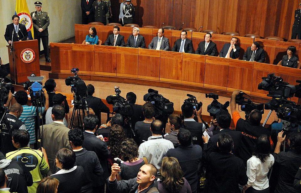 El presidente de la Corte Constitucional de Colombia en 2010 anuncia la decisión de derogar una ley que llamaba a un referéndum para decidir si el entonces presidente Álvaro Uribe podía aspirar a un tercer mandato consecutivo.