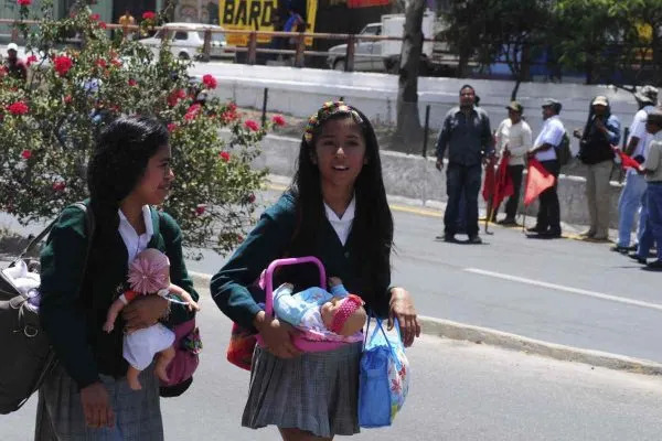 Da a luz niña rarámuri de 11 años; surgen exigencias para indagar abuso infantil