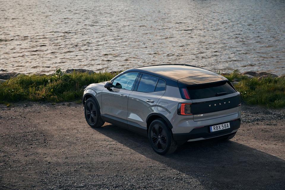 volvo ex30 cross country