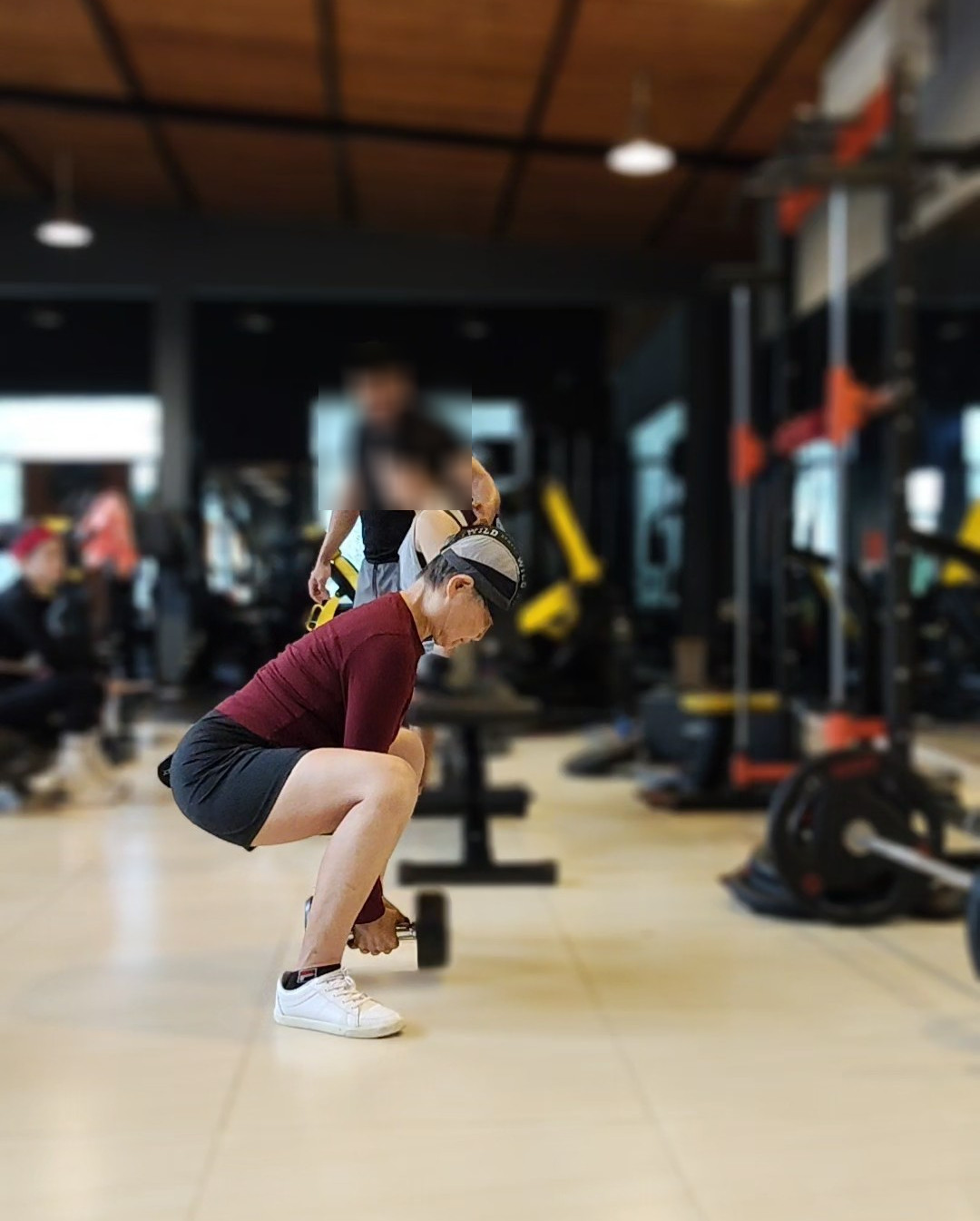 Bà lão 72 tuổi gây sốt phòng gym, nâng tạ 10kg, tự quay video đăng TikTok