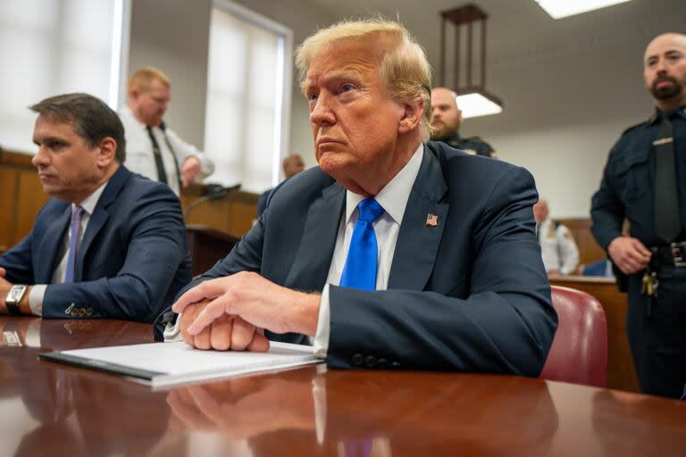 Donald Trump comparece en el tribunal penal de Manhattan durante las deliberaciones del jurado en su juicio penal por el dinero por silencio en Nueva York, el 30 de mayo de 2024