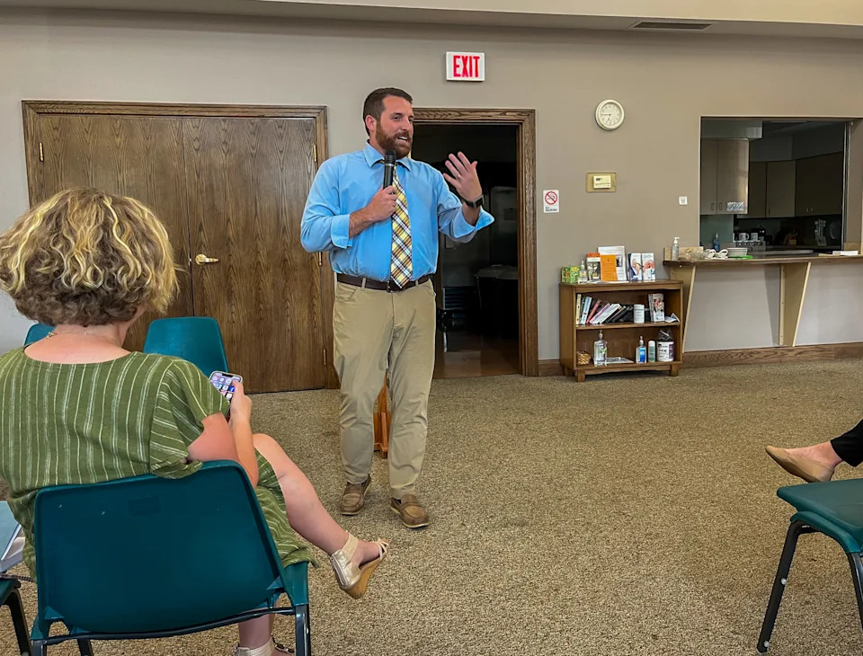 Parent Michael Fox addresses a Kentucky Citizens for Democracy meeting. (Kentucky Lantern photo by McKenna Horsley)