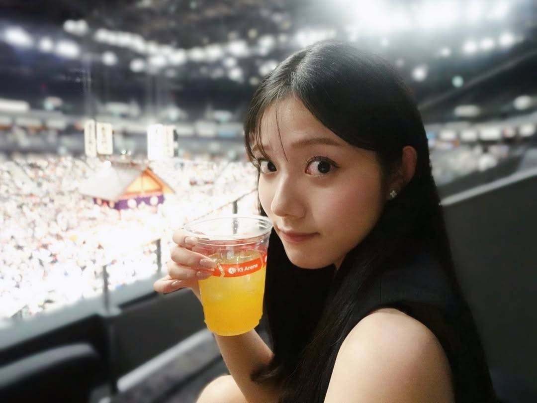 母は大物女優…TVで突然の親子関係公表で騒然！慶応大卒・女子アナの〝上品な黒ノースリーブ〟観戦ショットが話題に「色っぽい」「癒されます」