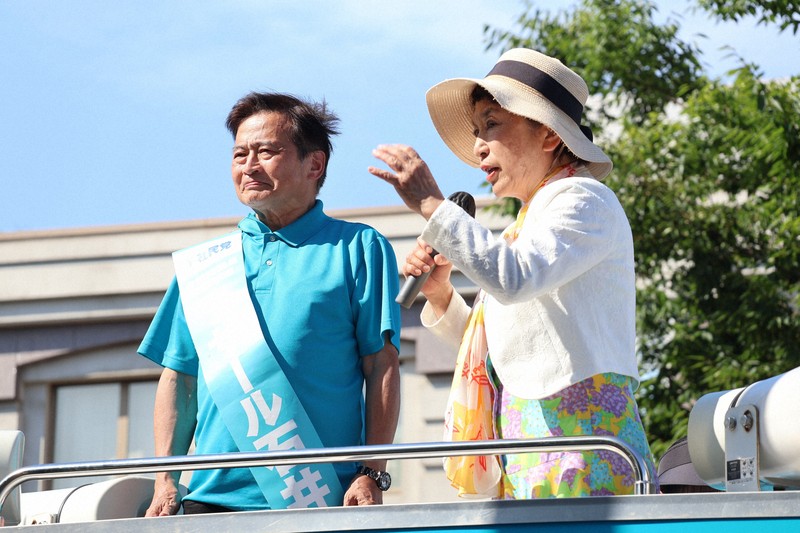 福島瑞穂社民党党首（右）と共に街頭演説するラサール石井さん＝東京都台東区上野で2025年7月13日午後3時26分、白川徹撮影