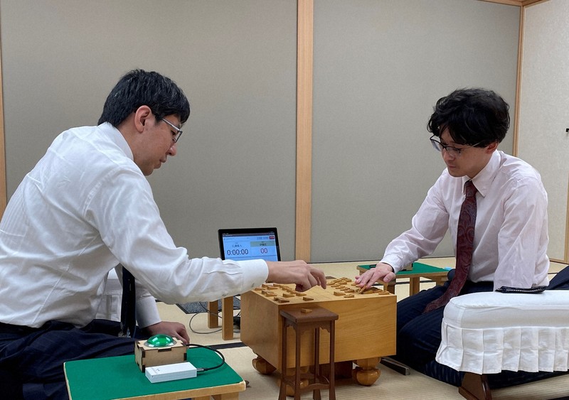 ALSOK杯王将戦2次予選決勝で広瀬章人九段（左）に勝って初のリーグ入りを決め、対局を振り返る伊藤匠叡王＝東京都渋谷区の将棋会館で2025年8月27日、丸山進撮影