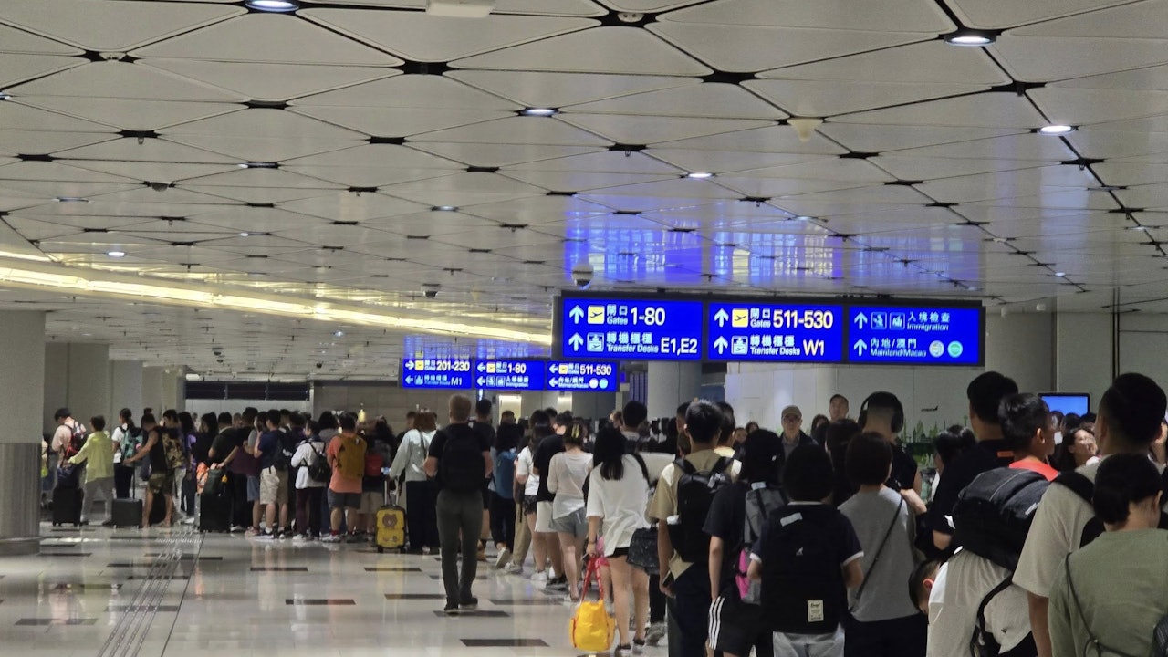 暑假結束　機場70分鐘25班客機抵港　捷運系統「成公里人龍」等車