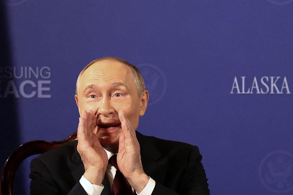 Putin hace un gesto a los periodistas después de que le preguntan:
