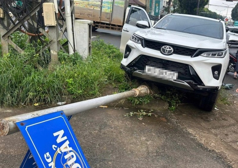 Vụ lái xe bất tỉnh tông ô tô vào biển báo: Tài xế có tiền sử 4 lần ngất đột ngột