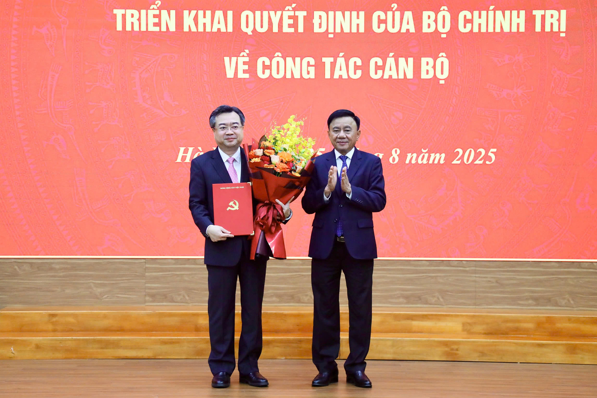 Trao quyết định của Bộ Chính trị cho ông Nguyễn Thanh Nghị