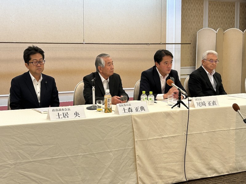 総括会議の終了後、記者会見する自民党高知県連の役員ら＝高知市で2025年8月3日午後3時27分、小林理撮影