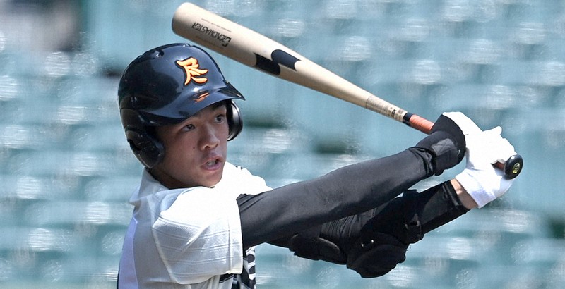センバツ交流試合で適時二塁打を放つ仲村光陽選手＝阪神甲子園球場で2020年8月17日、藤井達也撮影