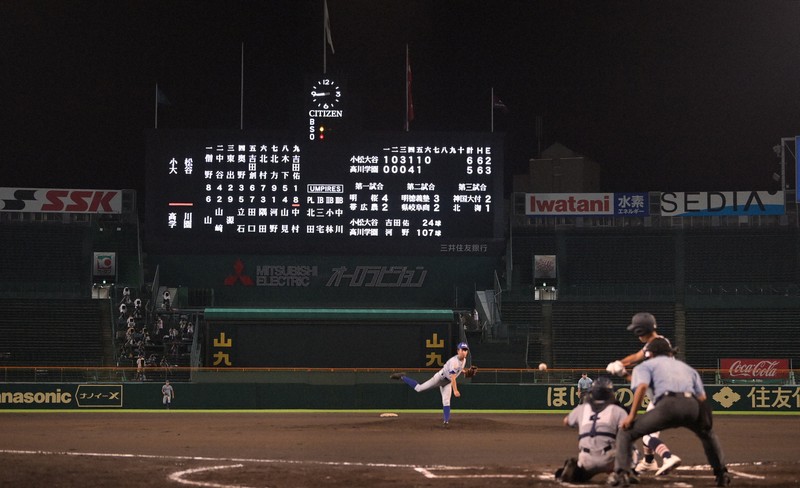 【小松大谷－高川学園】ナイターとなった第4試合＝阪神甲子園球場で2021年8月15日、西夏生撮影